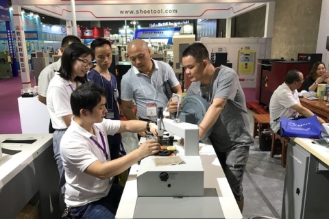 东莞国际服装皮革及鞋业供应链展览会展会现场图片