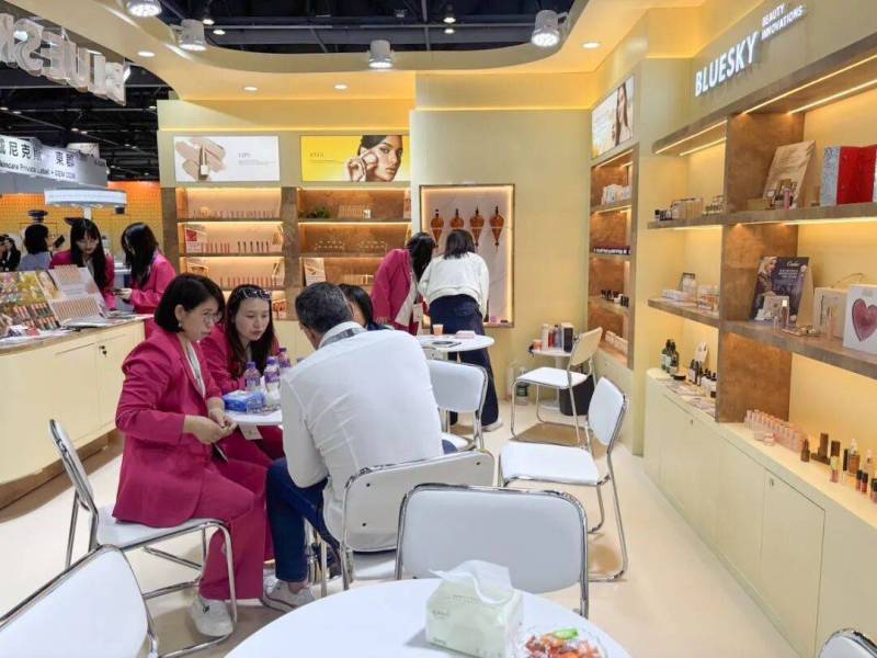 双馆齐绽,载誉而归!广州蓝之天闪耀2025香港亚太区美容展,精彩收官!