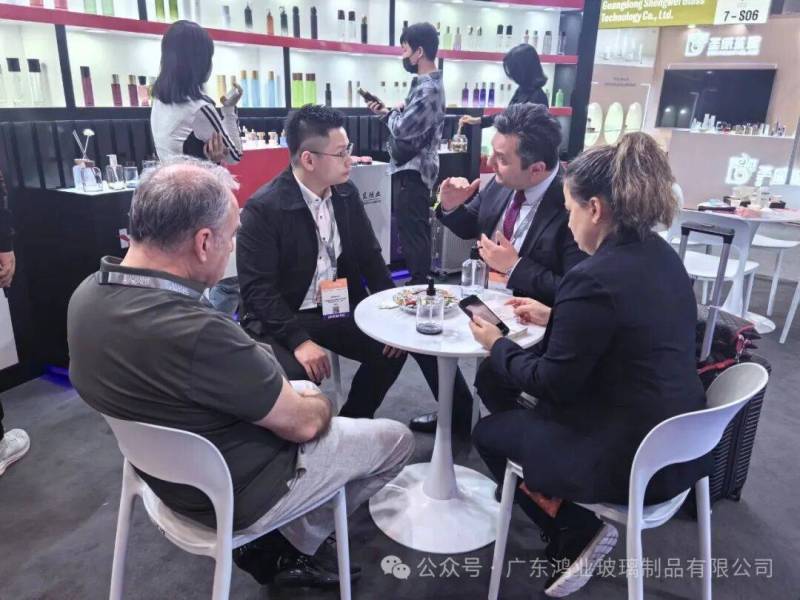 广东鸿业玻璃制品有限公司参展2025年亚太区美容展DAY3|续写合作新篇