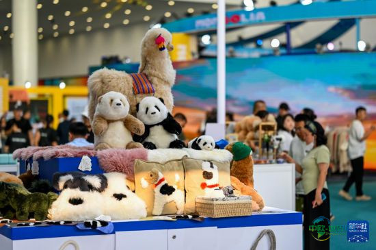 8月29日,观众在第五届中蒙博览会上选购商品。新华社记者 连振 摄