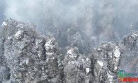 武陵源张家界喜迎2026年初雪，天梯峰林勾勒冰雪梦幻画卷