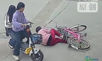 两名初中女生搀扶摔倒女子反被索赔22万元，女子声称受惊跌倒，交警判定初中生负次要责任
