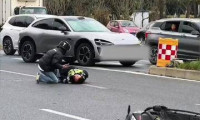 成都交警执勤遭摩托车撞击 警方通报伤者暂无生命危险