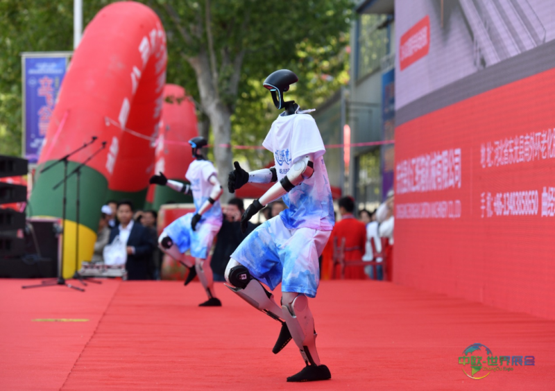 4月24日,机器人在博览会上表演。苑立伟摄