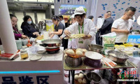 第十届中俄博览会黑龙江“农家宴”香气四溢，吸引中外客商竞相品尝