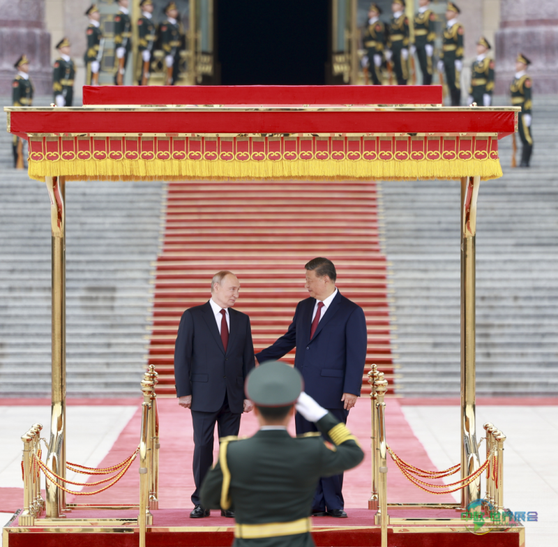 5月20日上午，国家主席习近平在北京人民大会堂东门外广场为来华进行国事访问的俄罗斯总统普京举行欢迎仪式。