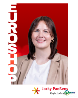 EuroShop项目经理Jacky Paeßens的肖像，背景为红色，带有垂直文字“EUROSHOP”；版权：beta-web GmbH