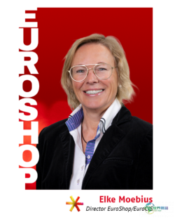 EuroShop/EuroCIS总监Elke Moebius的肖像，背景为红色，带有垂直的“EUROSHOP”字样；版权：beta-web GmbH