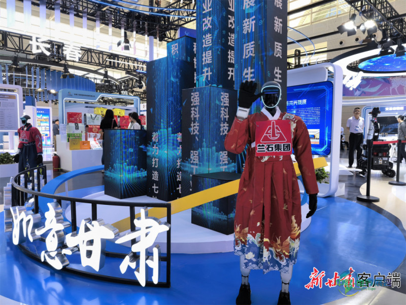 兰石集团人形机器人迎宾