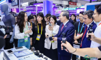 中国贸促会会长任鸿斌莅临第四届链博会湖北专题展区 高度评价湖北具身智能产业进展