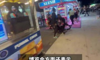 美国一场博览会上爆发大规模群殴事件，青少年对眼前人群无差别殴打，混乱中一名警察受伤，七人被逮捕