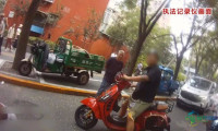 北京朝阳区一“京A”摩托车驾驶人未佩戴头盔被截停，起初配合检查，随后竟突然加速冲卡逃跑，警方深入调查后发现惊人内幕……