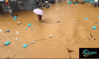 温州多家制鞋厂遭遇水淹，大量成品鞋被冲上街道，工厂负责人称近万双鞋损失殆尽！有人竟在积水中直播卖鞋，吸引超两万人在线观看