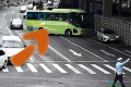 上海街头大巴遭警方拦截，司机情绪激动：别跟我谈交通法规！交警核查后发现异常……