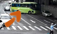 上海街头大巴遭警方拦截，司机情绪激动：别跟我谈交通法规！交警核查后发现异常……