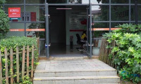 女子怀孕后薪资由8000元降至3000元，拒绝调岗降薪反遭解聘，公司回应：系绩效未达标，与孕期无关；法律人士指出：孕期内解雇员工属违法行为