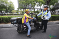 交警：您知道这是什么车吗？骑手：不是电动车吗？交警：是电摩