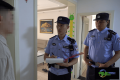 男子邀4名同事家中过夜，忍不住炫耀两万现金，醒来发现钱不翼而飞！警方查明真相